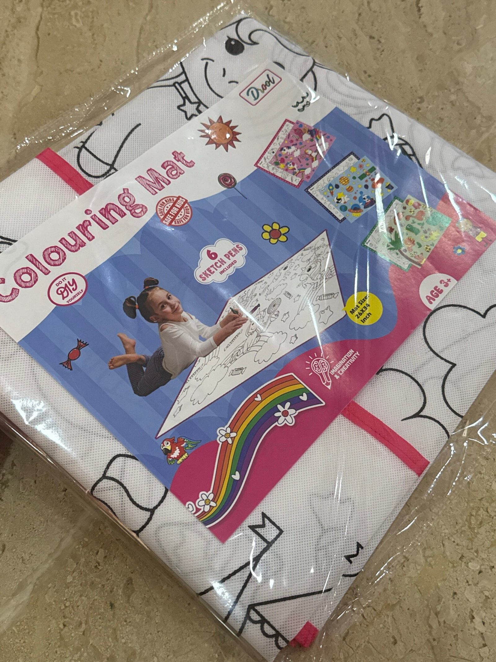 Colouring mat with sketch pen set